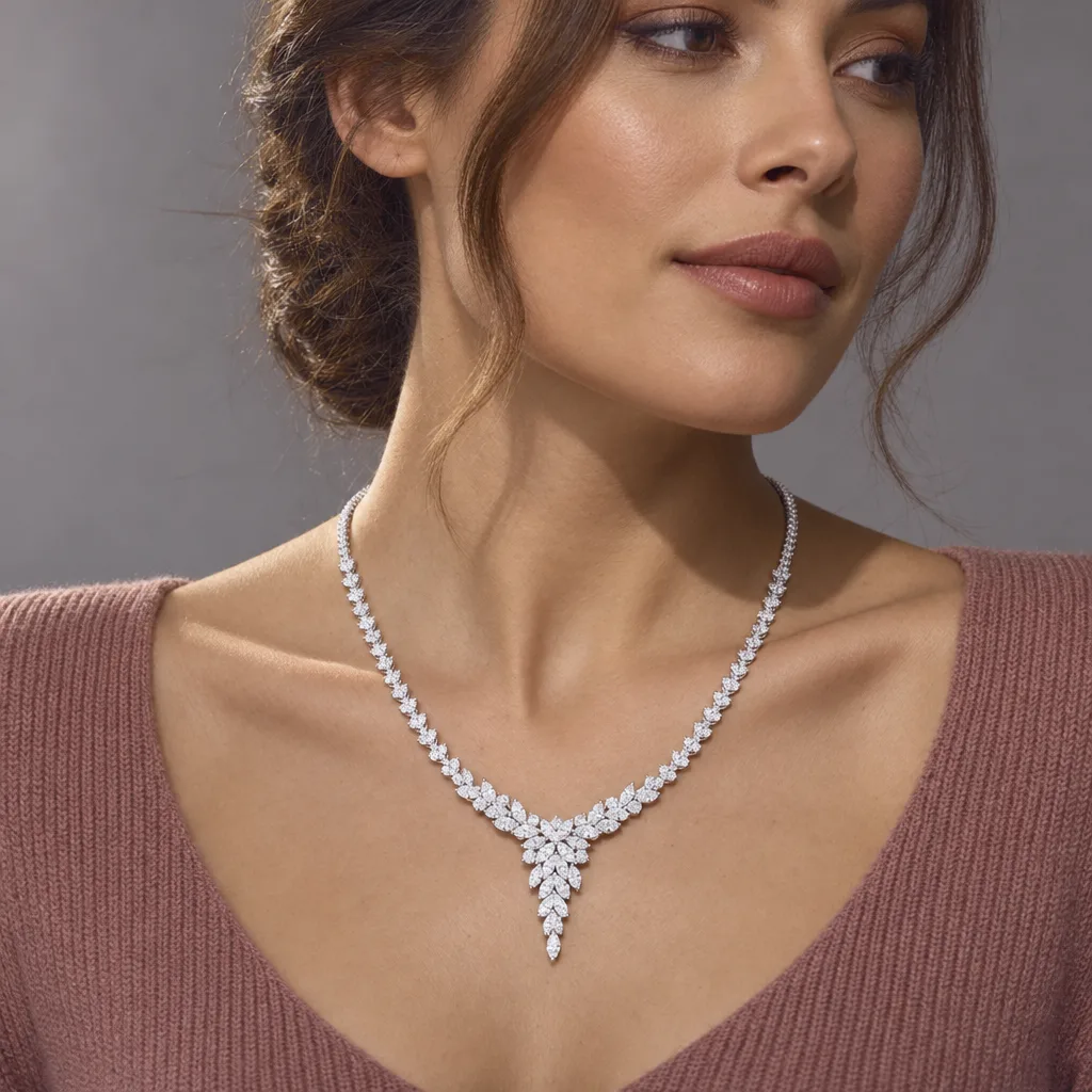 Pırlantalı Çiçek ve Yaprak Motifli Kolye